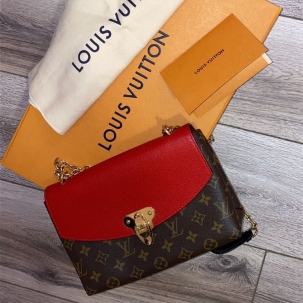 Louis Vuitton - Picture 2 of 2